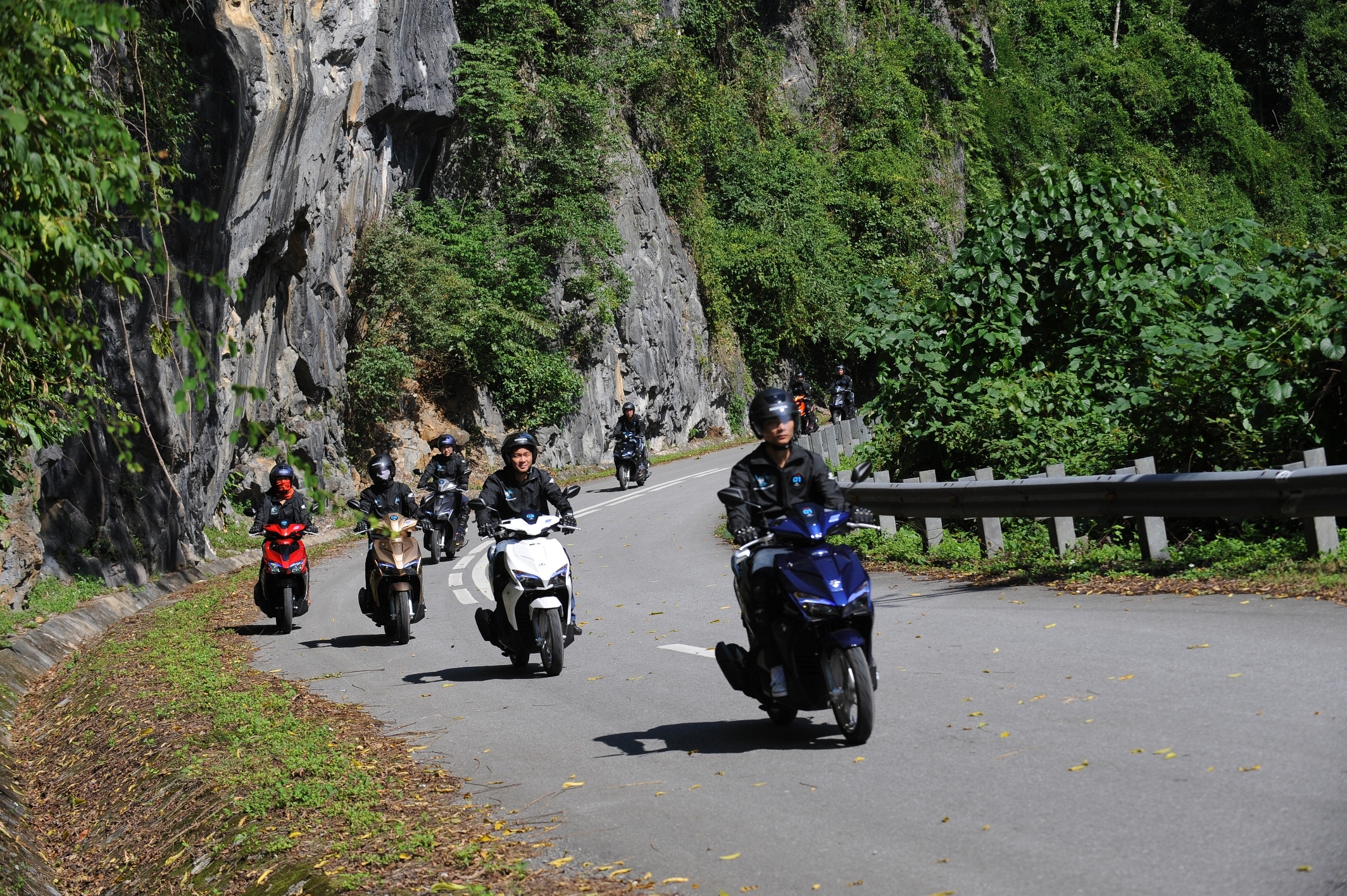 Khi quay về, thấy đường vắng phương tiện, các xe nâng tốc độ cao hơn lúc đi, có khi lên 70-80 km/h. Trở lại địa điểm tập kết, đoàn tiếp tục thực hiện roadshow qua một số con phố chính ở Đồng Hới.