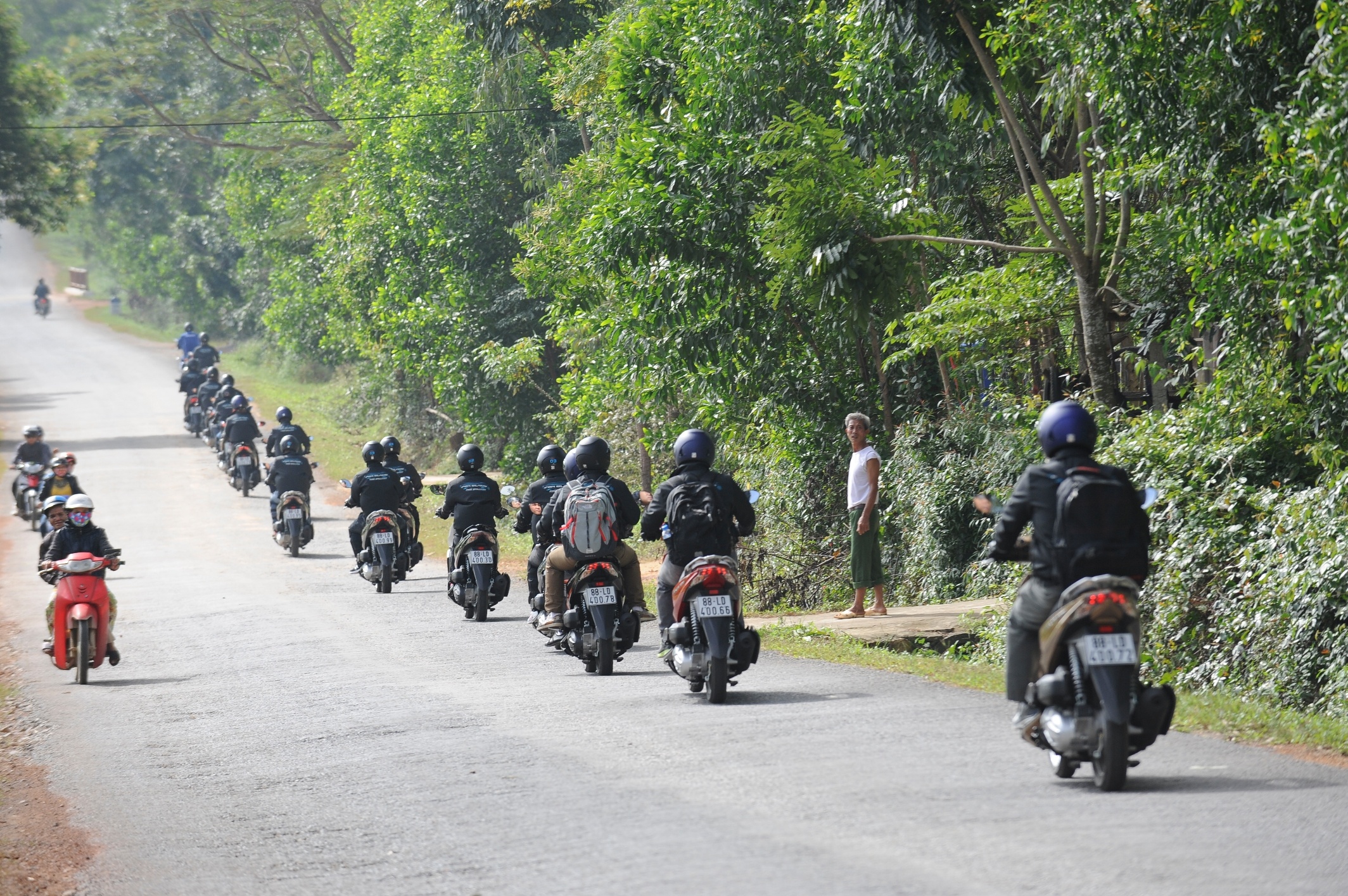 Trong khi đó, nhiều nam thành viên là những tay lái cứng đạt mức tiêu thụ từ 1,5 đến 1,7 lít/100 km. Honda Air Blade mới được giới trẻ yêu thích nhờ kiểu dáng nhỏ gọn, trẻ trung và thể thao. Anh Quách Ngọc Hoàng Nguyên (TP HCM), hội trưởng Air Blade 125 Club nhận định, phiên bản mới chạy lướt và tăng tốc tốt hơn.