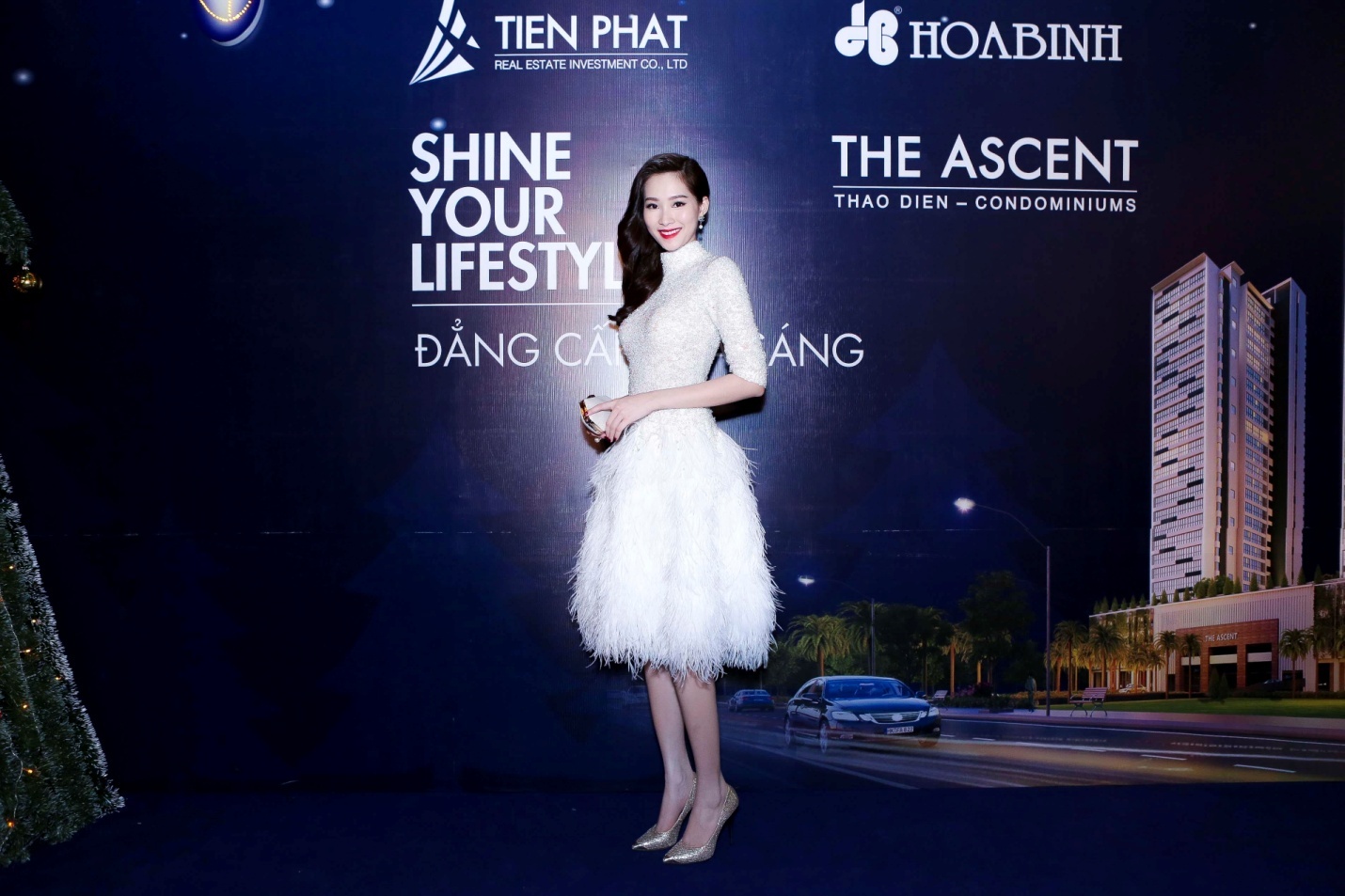 Chiếc đầm gắn lông vũ cầu kỳ của NTK Lê Thanh Hòa giúp Thu Thảo khéo léo khoe được vóc dáng thanh mảnh của mình.