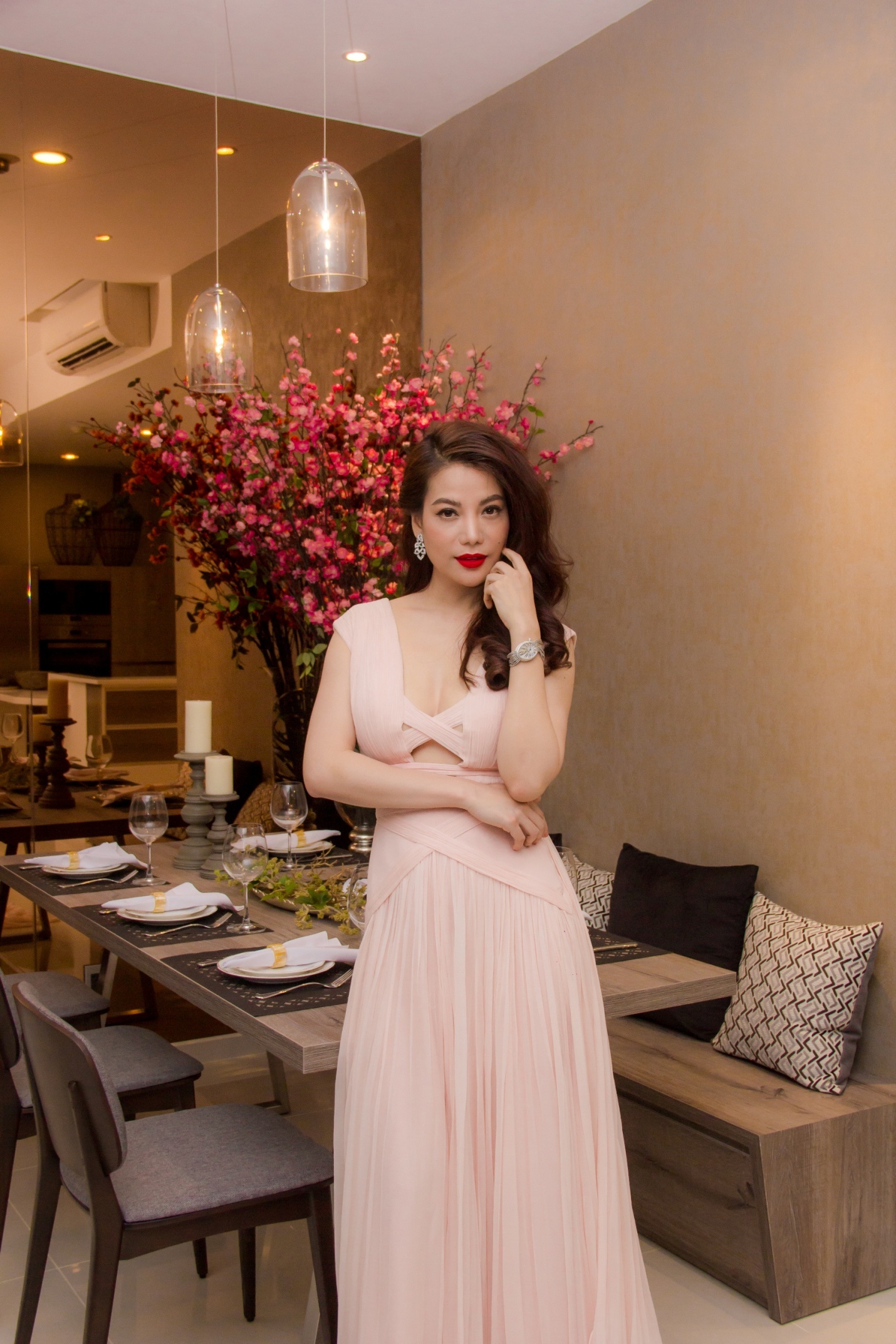 Trương Ngọc Ánh lôi cuốn mọi ánh nhìn khi diện chiếc đầm hồng phớt có những đường cắt tinh tế. Người đẹp đã chọn mua một căn hộ tại dự án The Ascent (TP HCM).