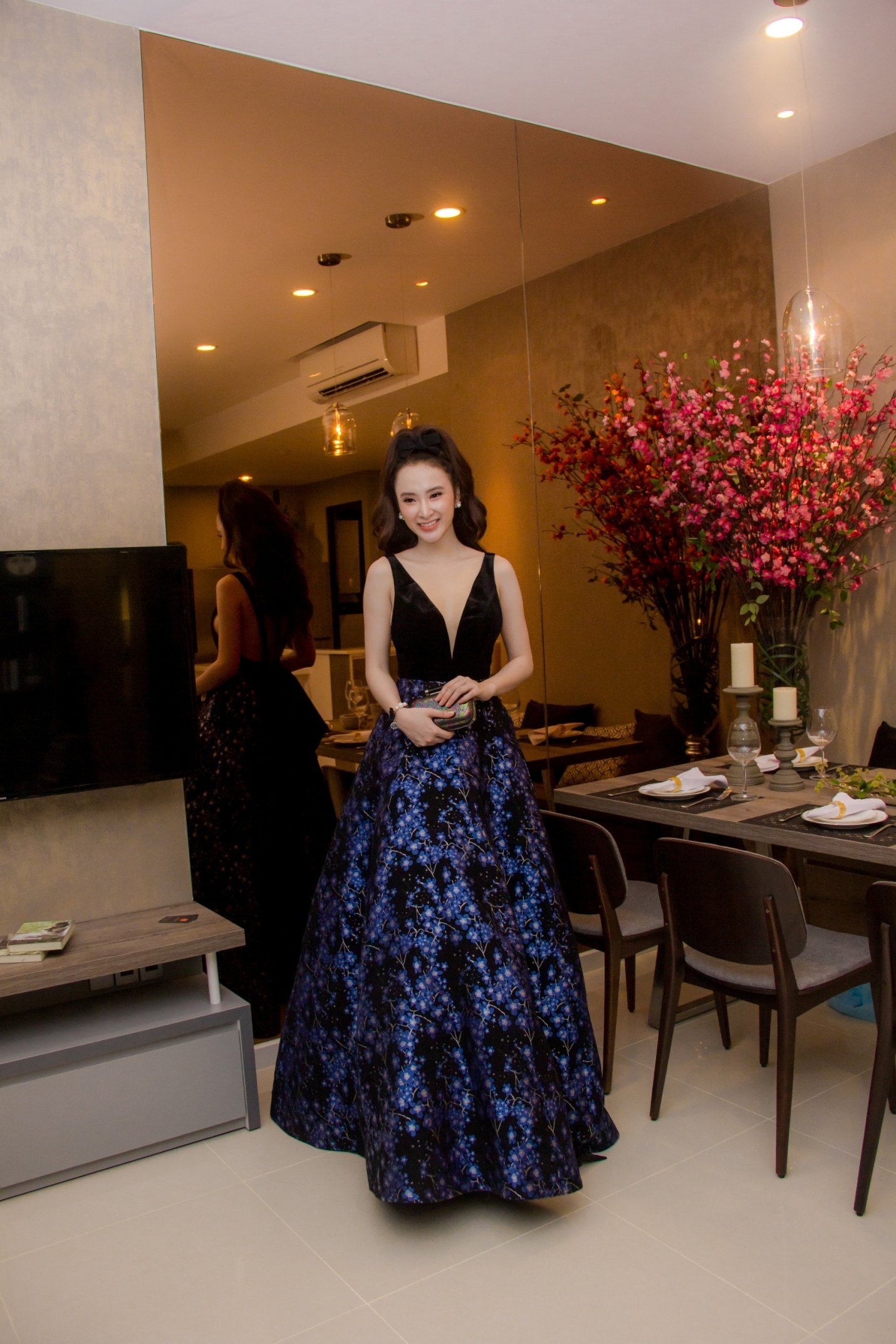 “Bà mẹ nhí” Angela Phương Trinh gợi cảm trong bộ đầm dài sang trọng.