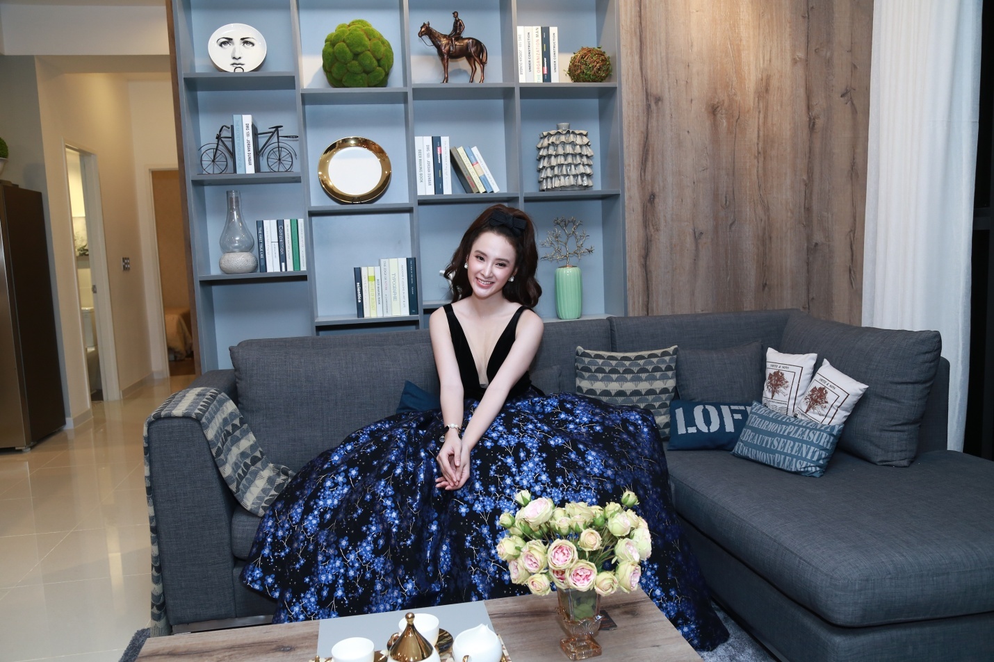 Cô thích thú với cách trang trí tuyệt đẹp của căn hộ mẫu.