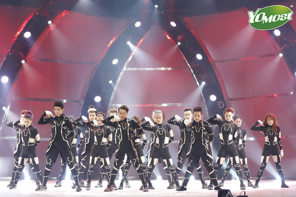  500 là tổng số trang phục mà nhà thiết kế Công Trí đã dành cho hành trình chinh phục đam mê của 20 vũ công xuất sắc. Những bộ cánh đẹp đã hỗ trợ họ thể hiện tốt hơn tinh thần của bài diễn. 