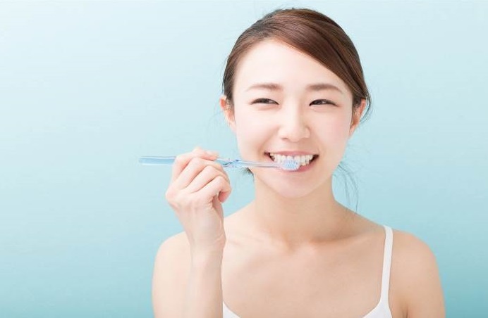 Đánh răng làm sạch hoàn toàn khoang miệng, nhưng bất tiện cho dân văn phòng.