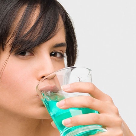 Súc miêng bằng Listerine trong 30 giây cho bạn răng sạch, miệng thơm và nụ cười tự tin ngay sau bữa ăn trưa.