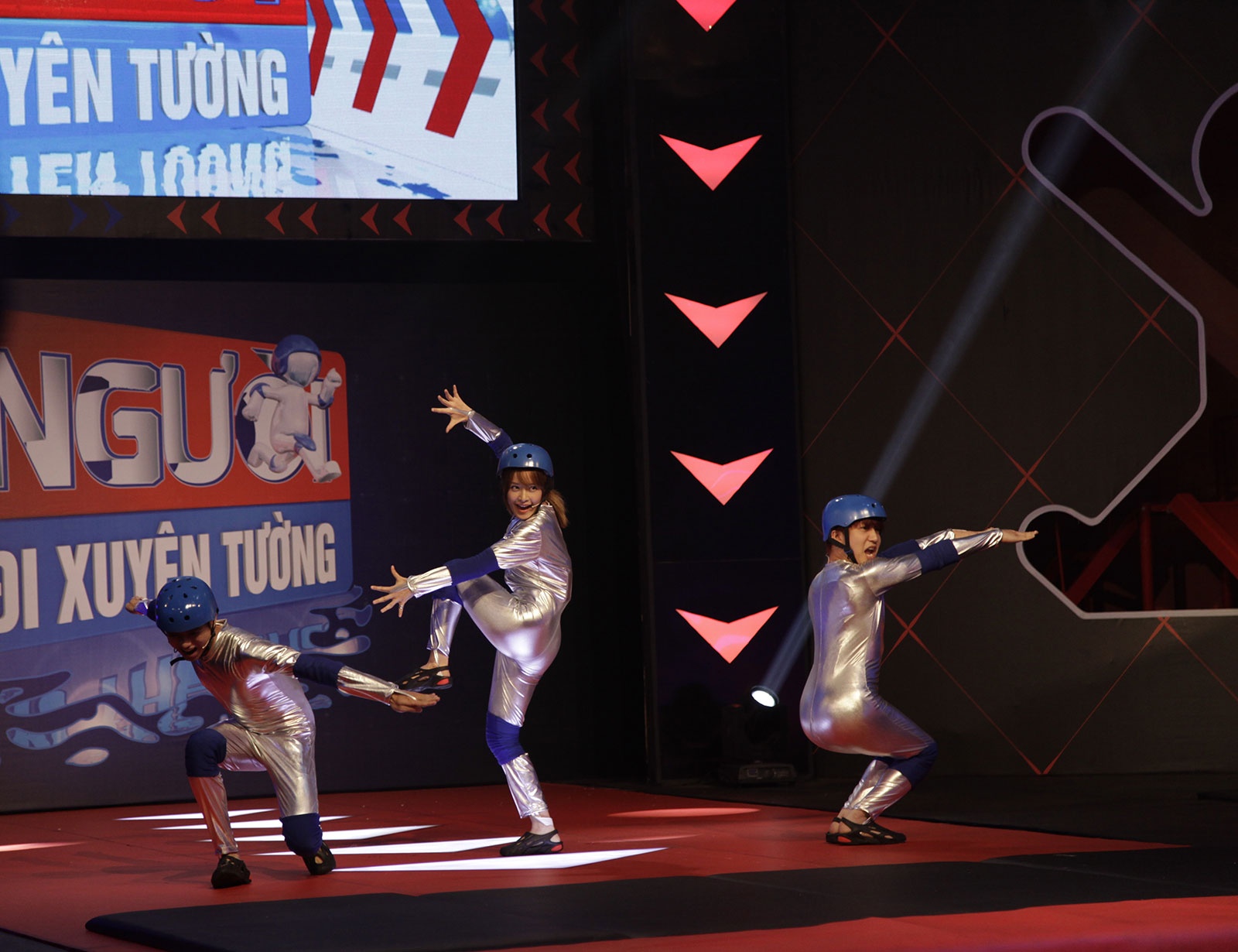 Màn chào sân ấn tượng của Chi Pu, Bê Trần trong gameshow vận động “Người đi xuyên tường” mùa hai.