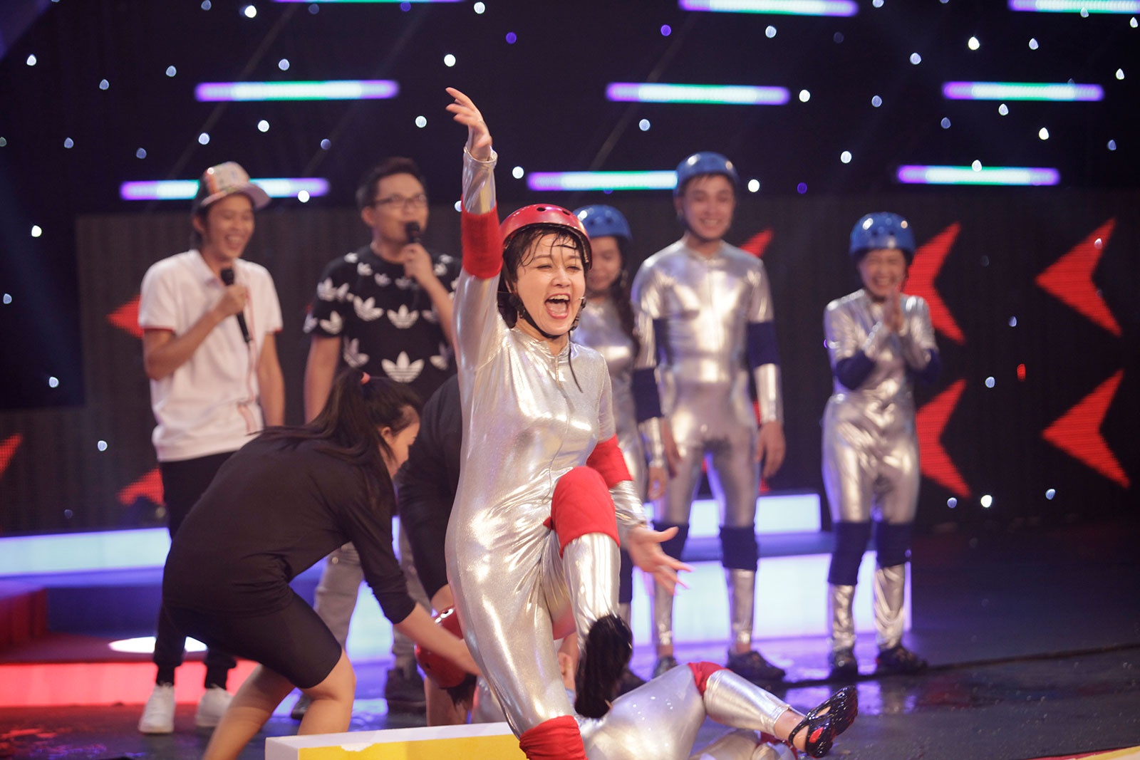 Nghệ sĩ Vân Dung vui mừng vì vượt qua một vòng thi đấu đầy cam go.