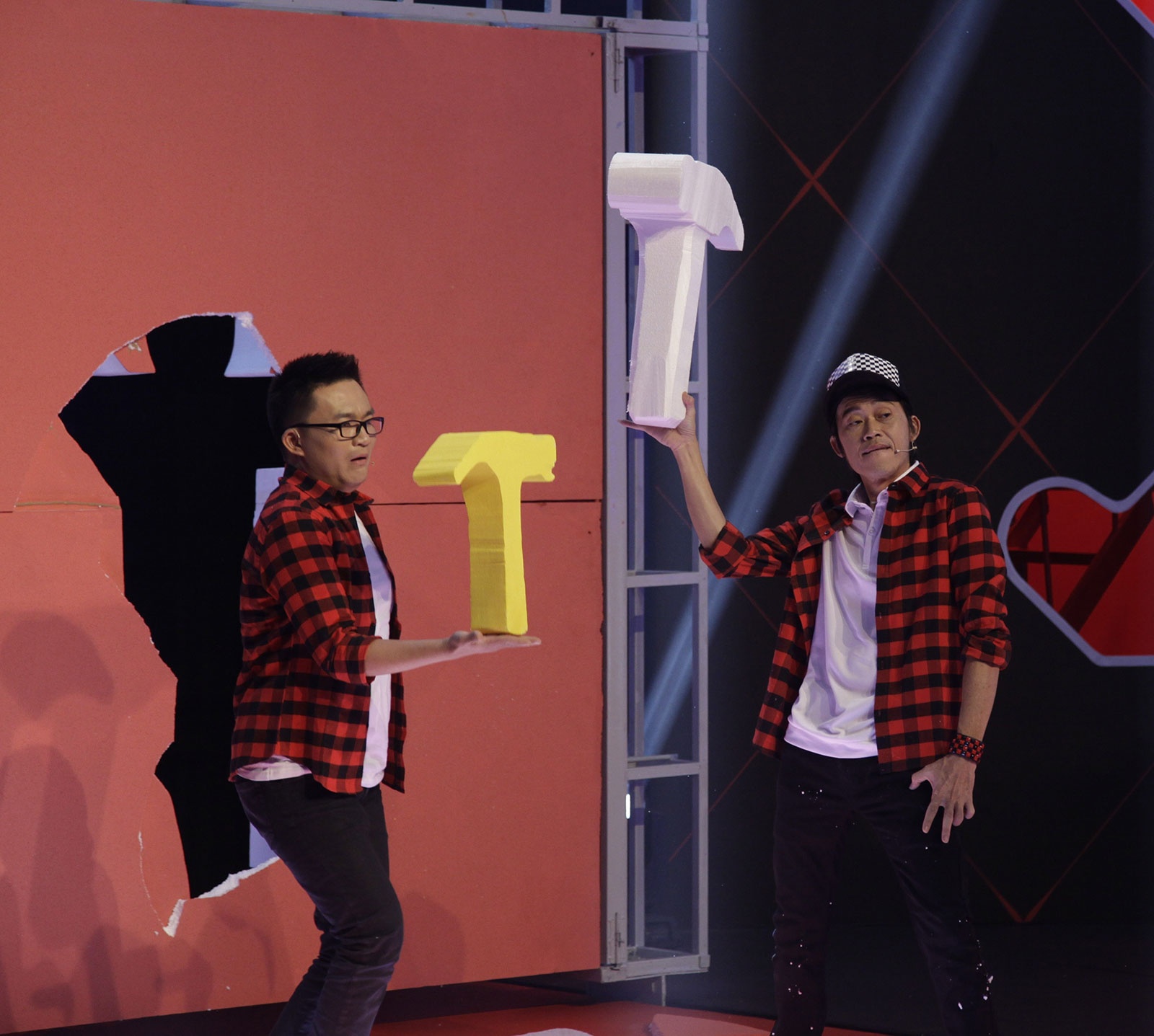 Bội đôi MC Hoài Linh và Đại Nghĩa “song kiếm hợp bích” trên sân khấu.