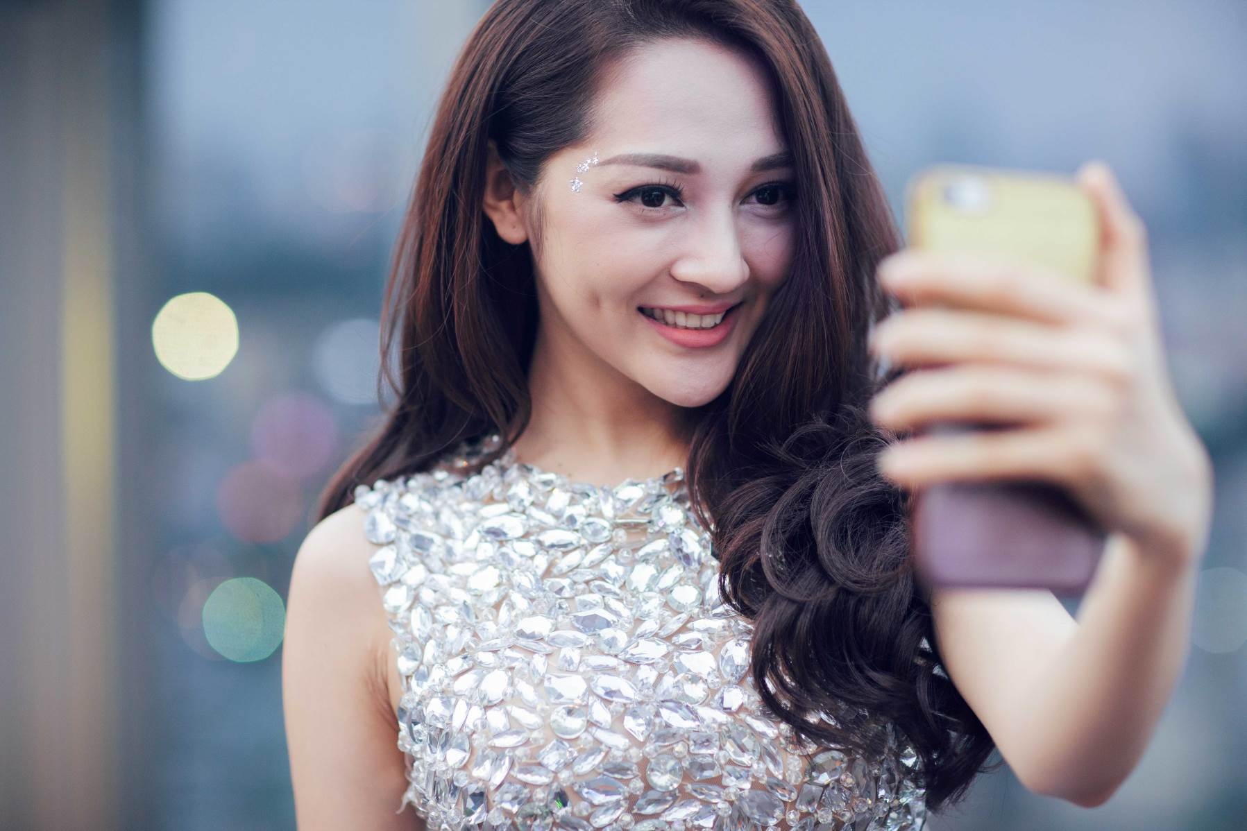 Giọng ca “Anh muốn em sống sao” chọn metallic tattoo là dải ngôi sao lấp lánh nằm ở đuôi chân mày, tạo thêm sự cuốn hút cho đôi mắt to của cô nàng.