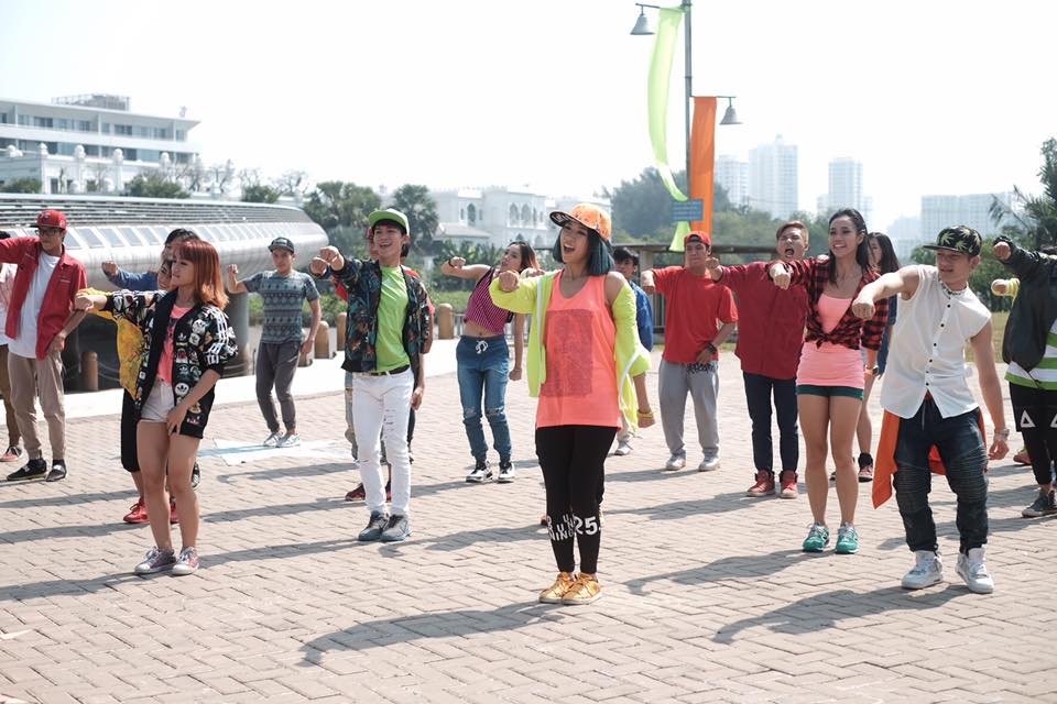 Min và dàn vũ công hùng hậu cho MV mới.