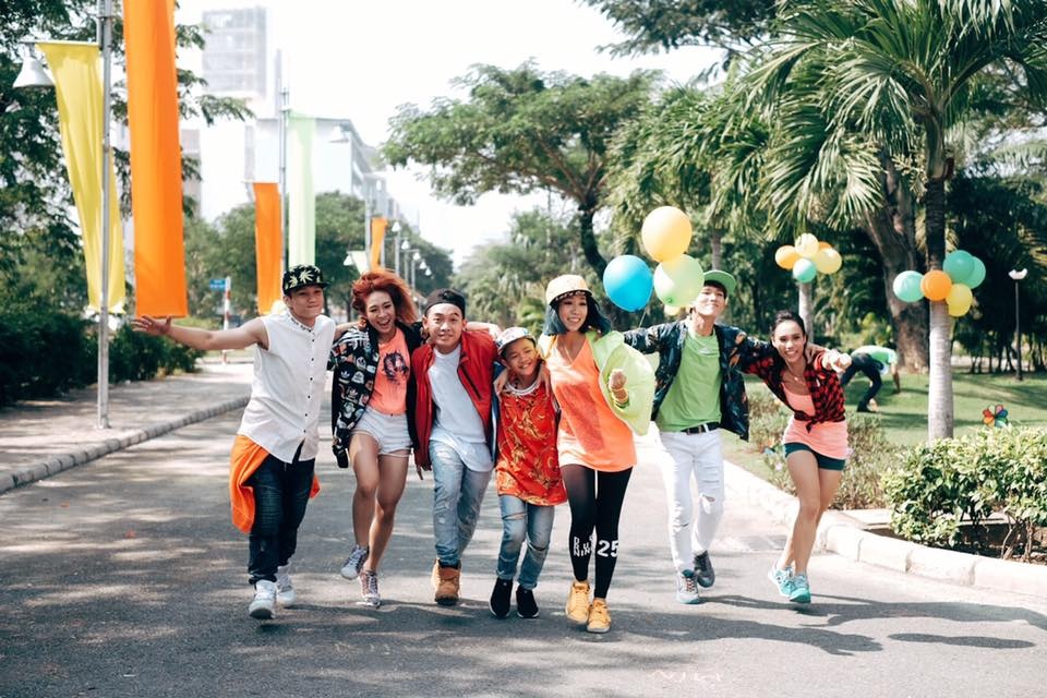 Min bat tay dan vu cong 'Thu thach cung buoc nhay' lam MV hinh anh