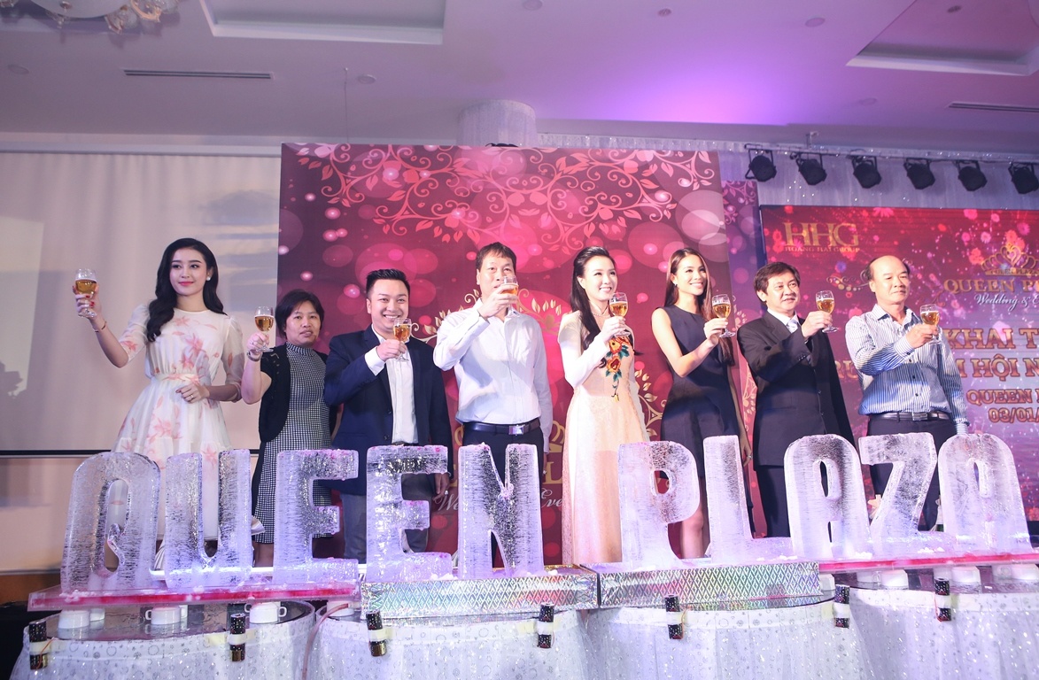 Queen Plaza nhon nhip don sao Viet trong ngay khai truong hinh anh