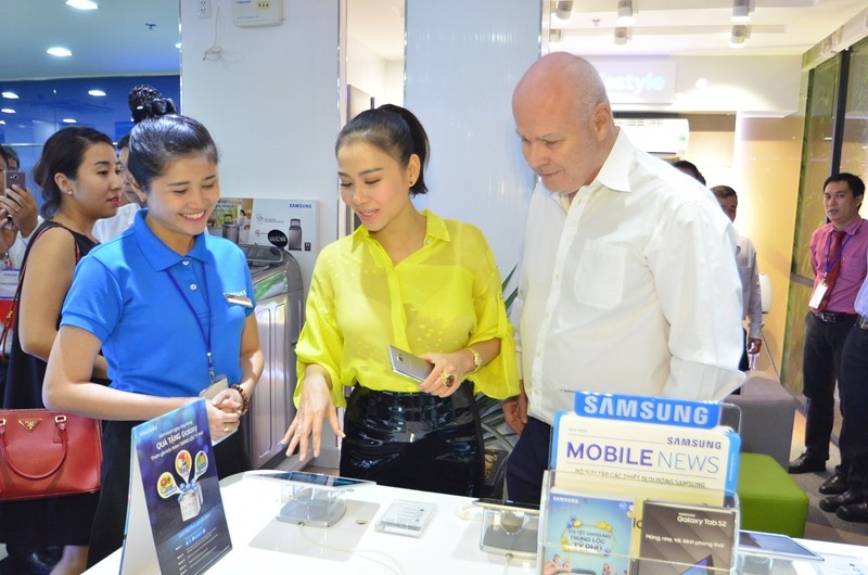 Thu Minh duoc chong Tay ho tong di su kien hinh anh