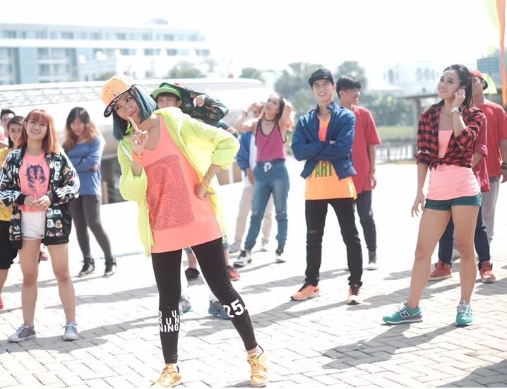 Min vo tu dua gion voi ban nhay khi quay MV hinh anh