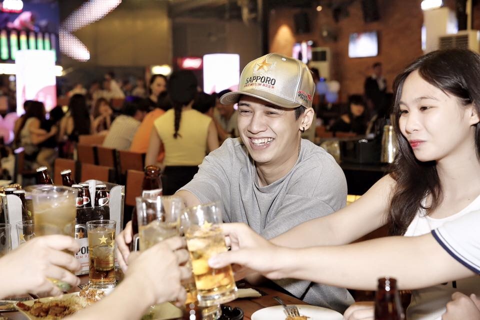 Gioi tre thich thu voi Sapporo dien mao moi hinh anh