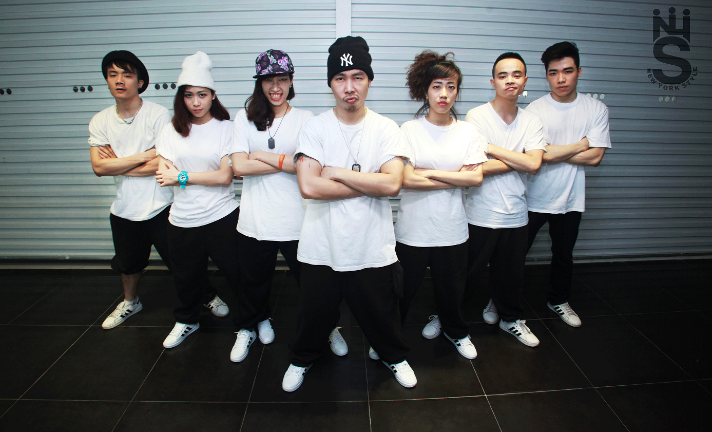 Nhom nhay tre gay chu y khi ket hop hip hop voi mua sap hinh anh