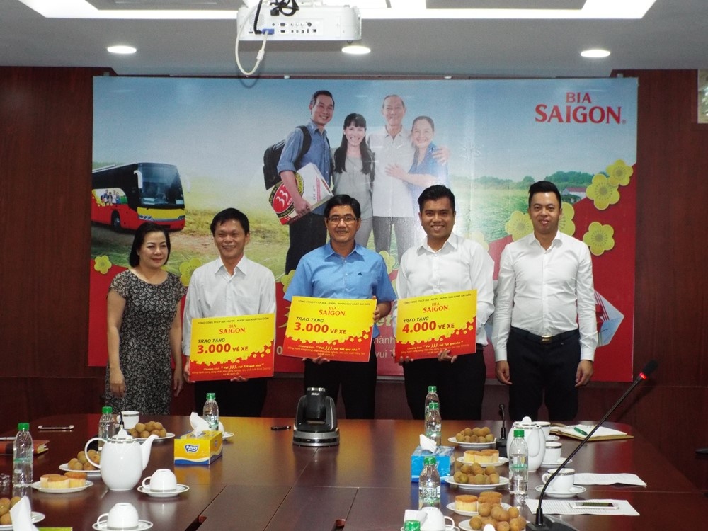 Cong ty bia tai tro cho 10.000 cong nhan ve que an Tet hinh anh