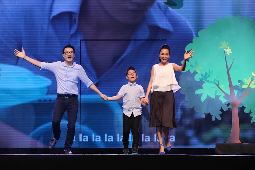 Chan dung hau phuong dam dang cua ca si Hoang Bach hinh anh