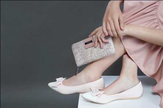 Bi quyet mua hang hieu gia re cuoi nam hinh anh