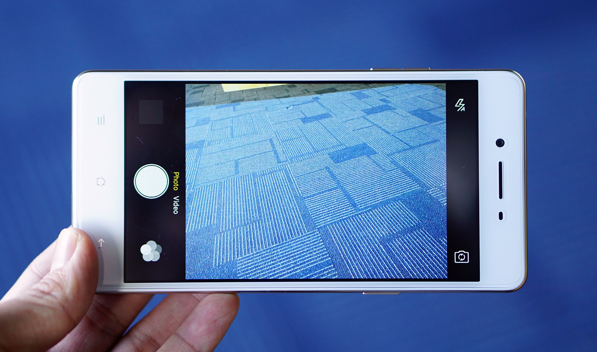 Mo hop smartphone OPPO chuyen selfie, RAM 3 GB vua len ke hinh anh