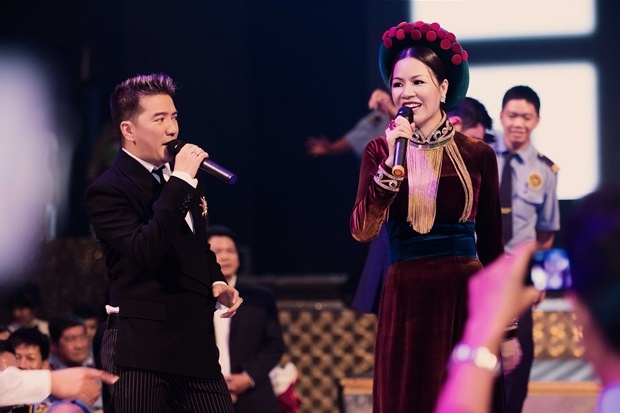 Dam Vinh Hung moi Hoa hau Bui Thi Ha hat song ca hinh anh