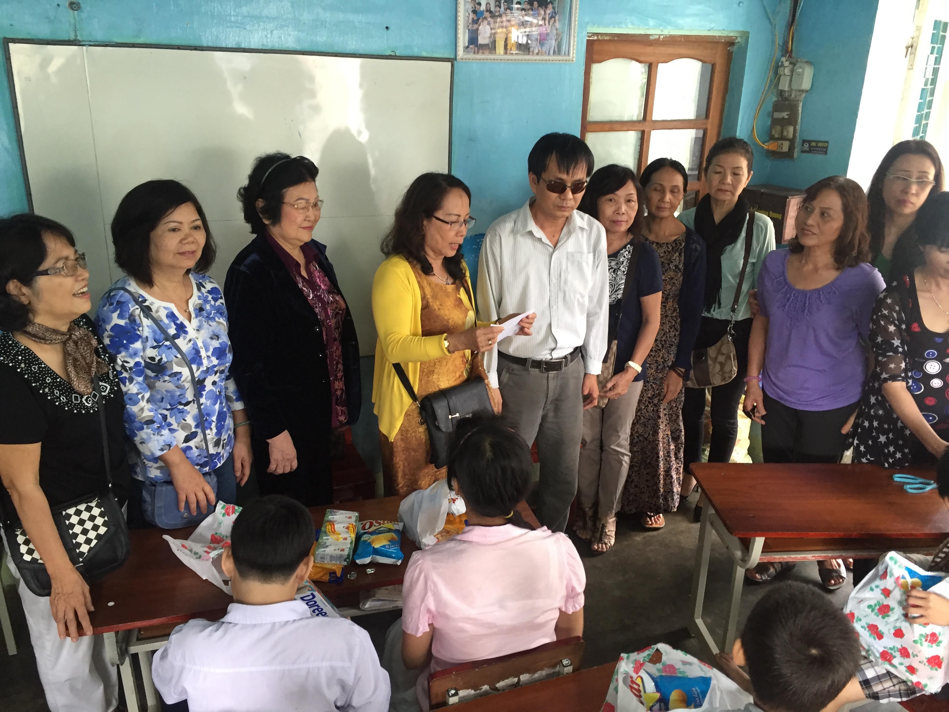 Cuu giao chuc THPT Tran Phu tang qua cho mai am Huong Duong hinh anh