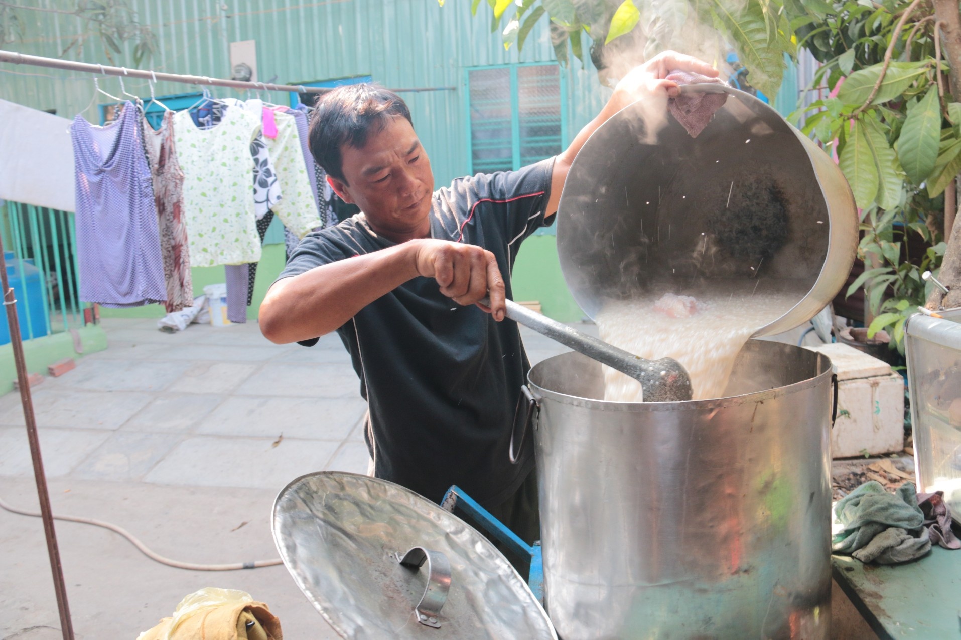 Nguoi lao dong ngheo va noi lo ve que an Tet hinh anh