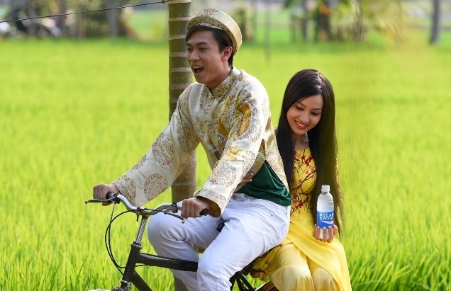 Ho Viet Trung hoa chang re nhi nhanh trong MV Tet hinh anh