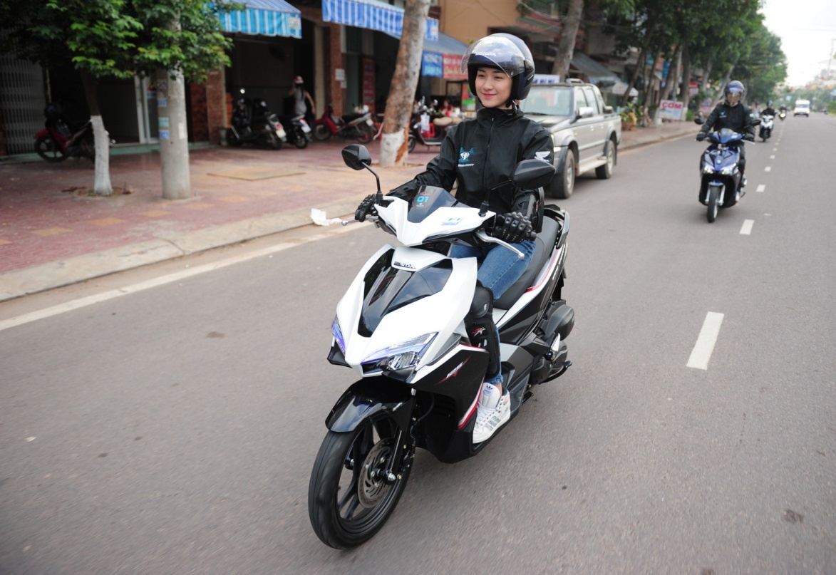 Gil Le va Hoa Minzy ke chuyen con gai di phuot hinh anh