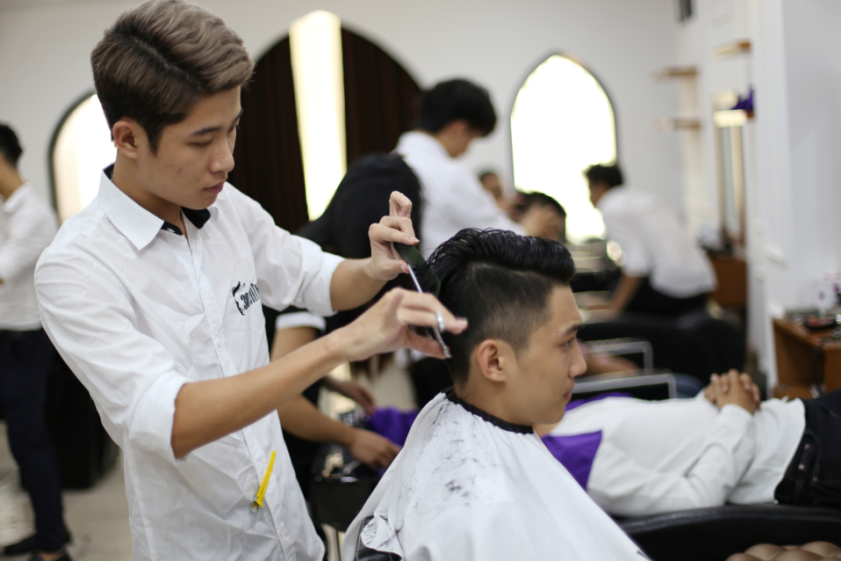 Gioi tre hoc nghe: Kiem viec de, thu nhap kha hinh anh