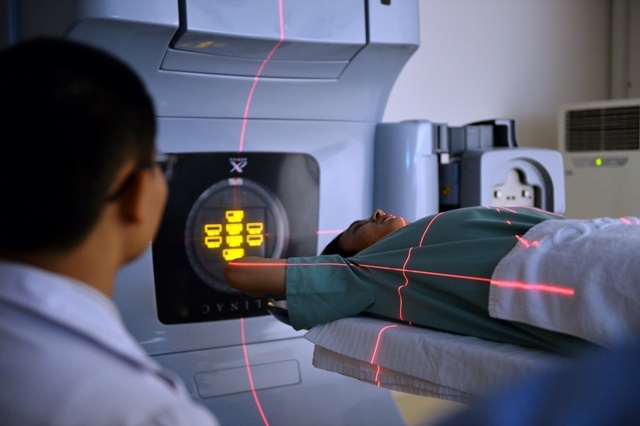 Chuyen gia My kham va tu van mien phi ve ung thu tai Vinmec hinh anh