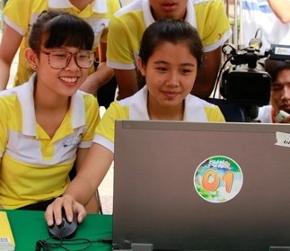 Hoc sinh THCS hao hung tham gia thi kien thuc tren Internet hinh anh