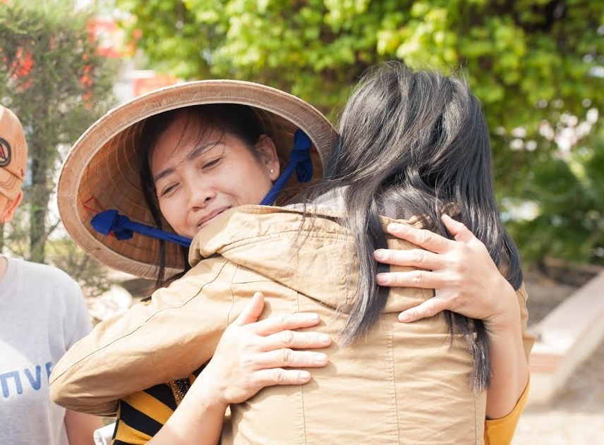 Nu sinh hanh phuc trong vong tay me sau chuyen xe Tet hinh anh