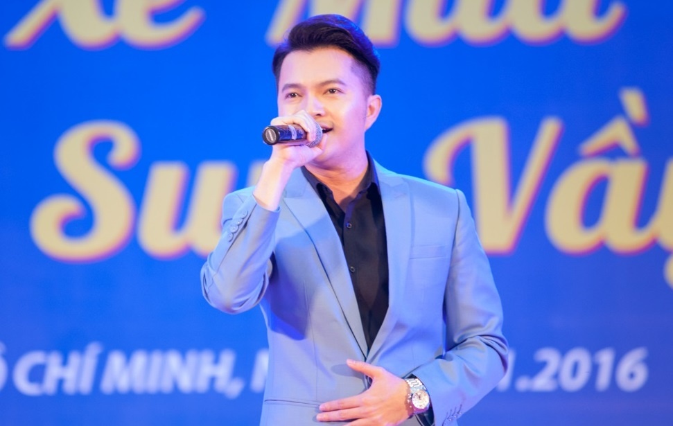 Nam Cuong, Nguyen Phi Hung tien sinh vien ve que an Tet hinh anh
