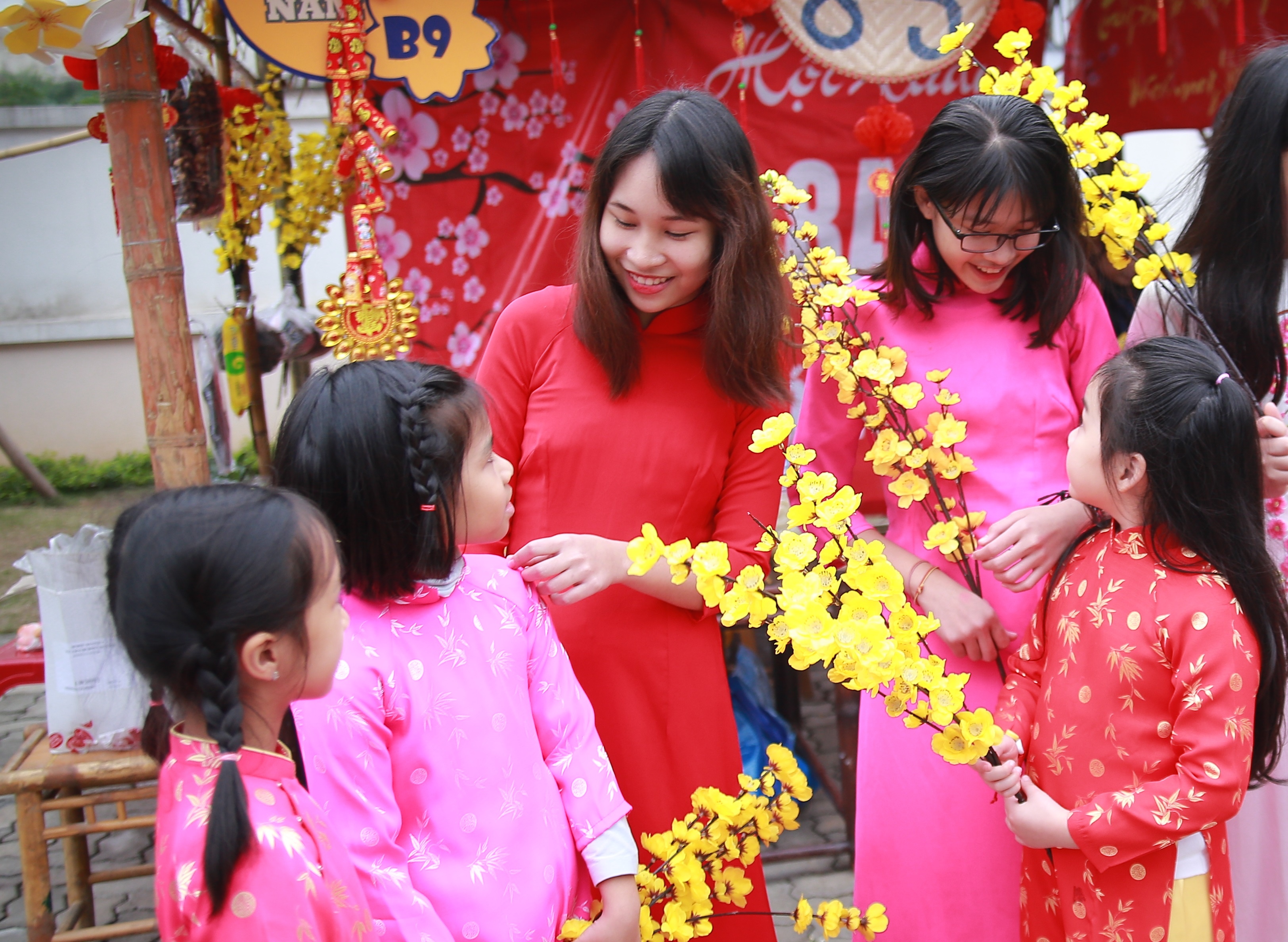 Hoc sinh Viet to chuc hoi xuan don ban be quoc te hinh anh