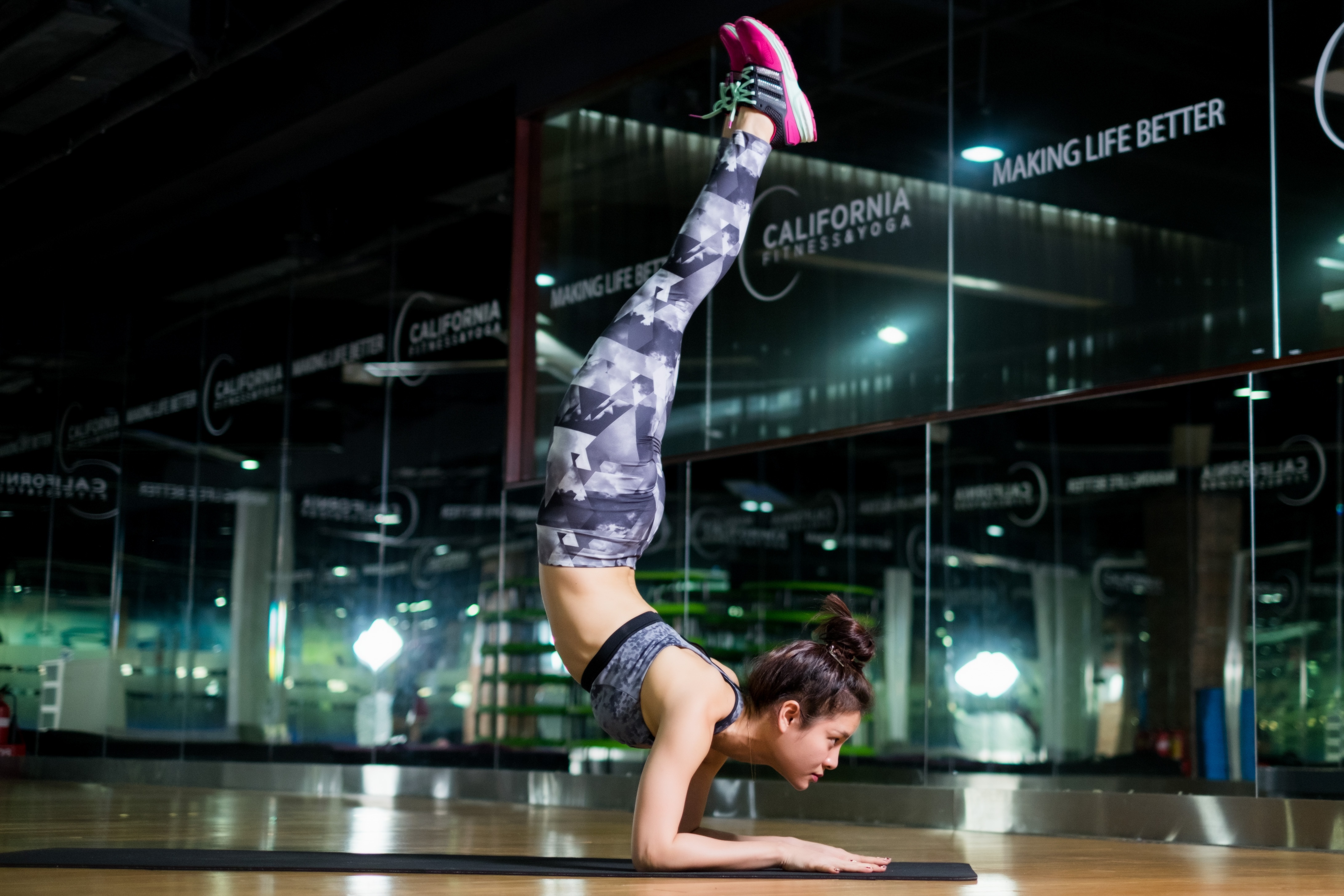 Phuong Trinh Jolie: Quay phim den 3h van day som tap yoga hinh anh