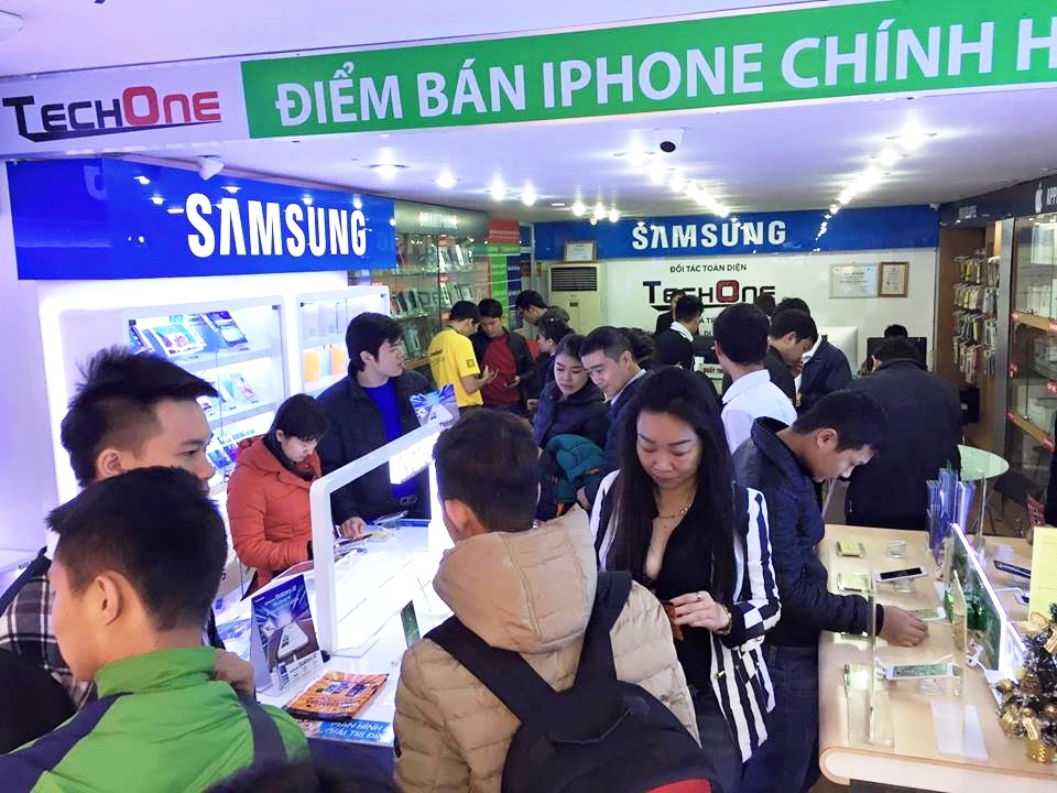 iPhone 6/6S ha gia manh hut khach dip Tet hinh anh