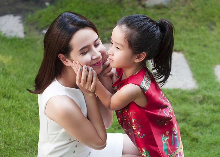 Luu Huong Giang vui dua ben con gai ngay xuan hinh anh