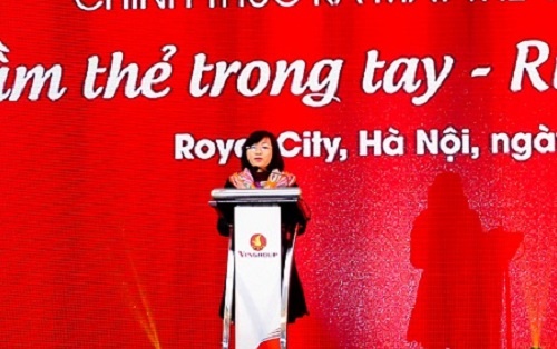 Tet sung tuc voi qua tang tien ty tu Vingroup Card hinh anh