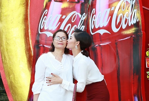 Miu Le lan dau tung anh selfie cung me hinh anh