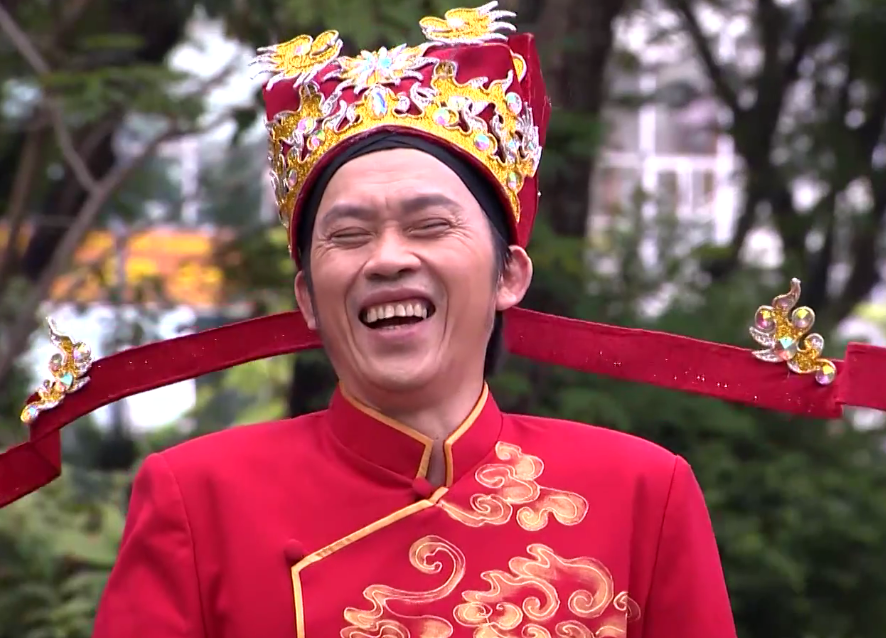 Hoai Linh hoa than thanh Than Tai trong clip hai Tet hinh anh