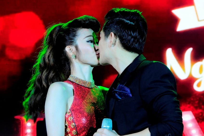 Dong Nhi, Ong Cao Thang hon nhau tren san khau dip Valentine hinh anh