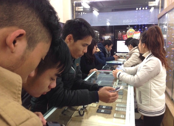 Ly do nguoi dung dua nhau mua iPhone dip dau nam hinh anh