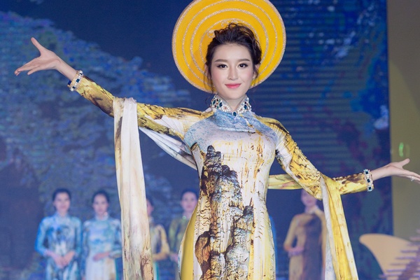 A hau Huyen My se bieu dien ao dai tai Asia Park Da Nang hinh anh
