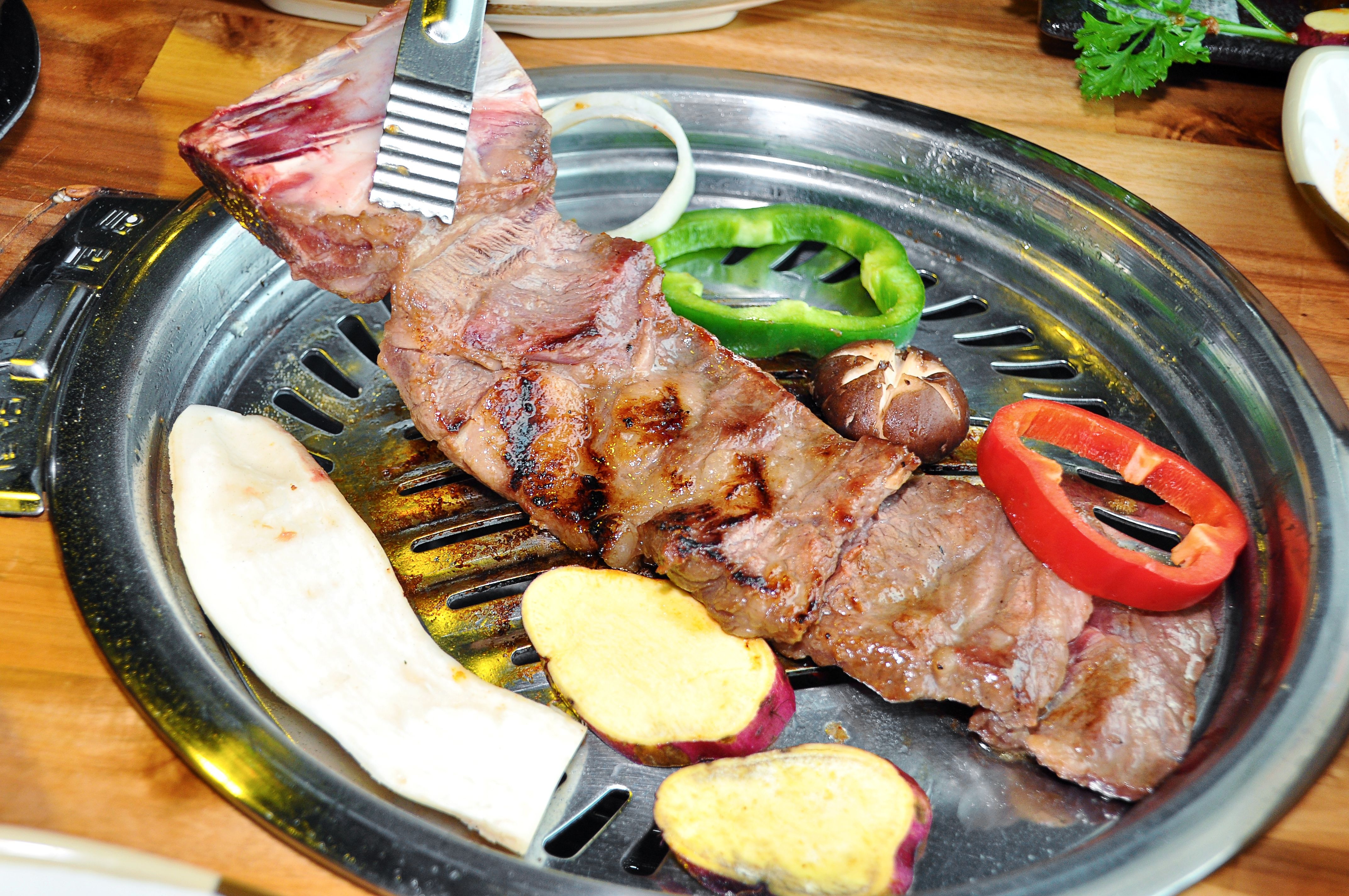 An thit nuong GoGi, nhan li xi iPhone 6S hinh anh