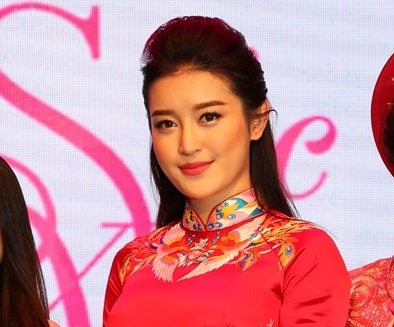 A hau Huyen My dien ao dai duyen dang tren san catwalk hinh anh