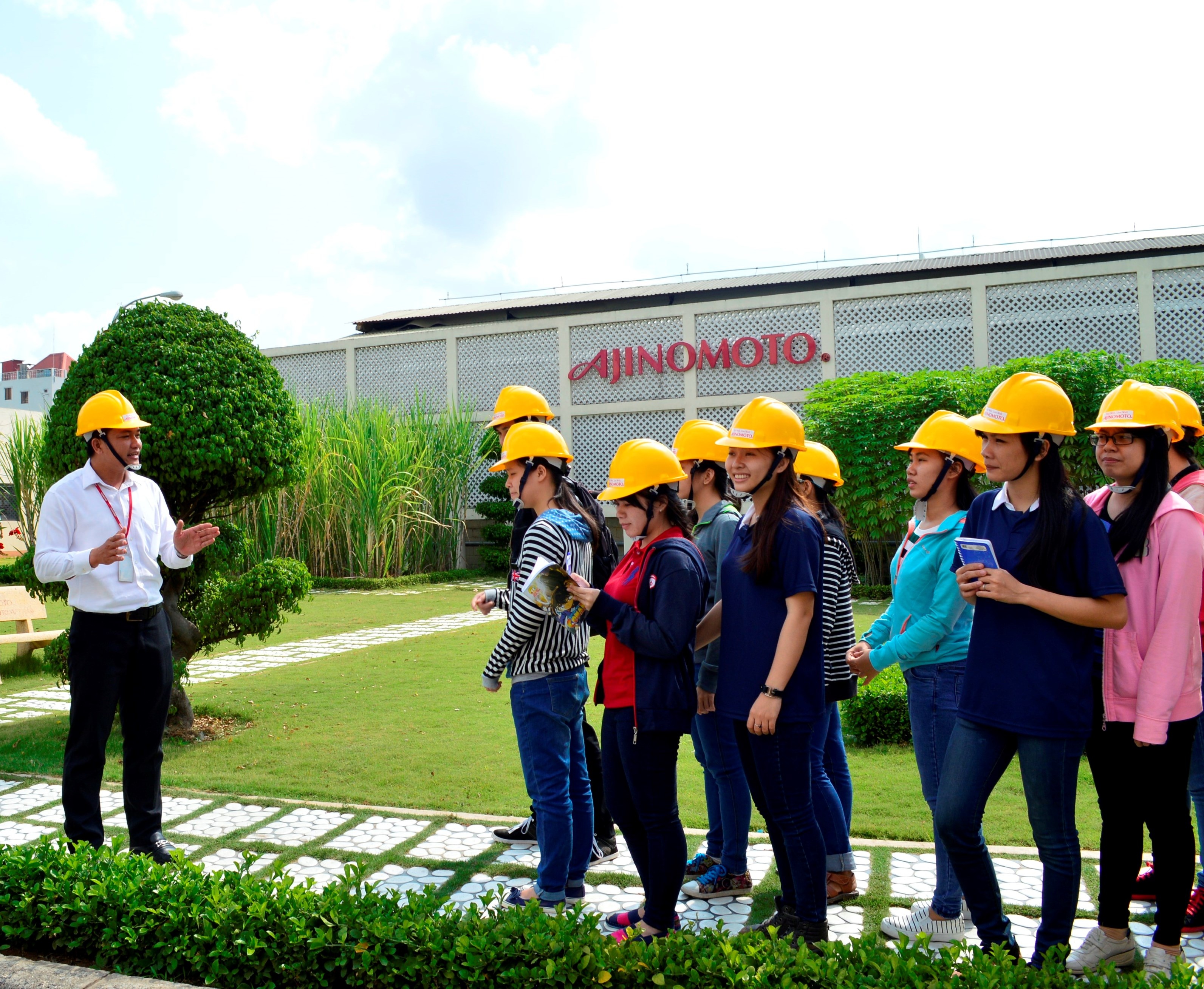 Ajinomoto mo rong chuong trinh don khach tham quan hinh anh