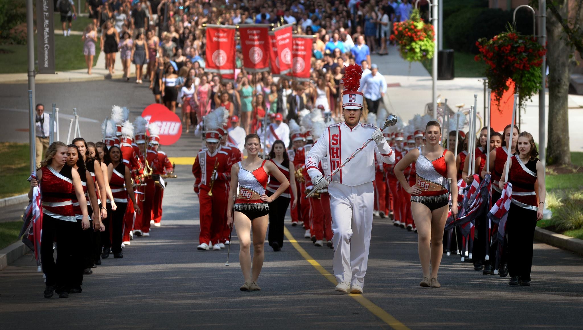 DH Sacred Heart tang hoc bong 62.000 USD cho du hoc sinh hinh anh
