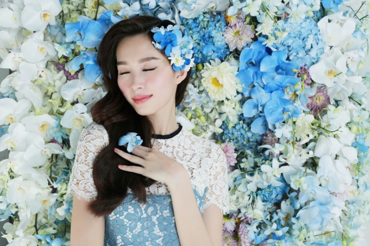 Dang Thu Thao dep mong manh ben hoa lan xanh hinh anh