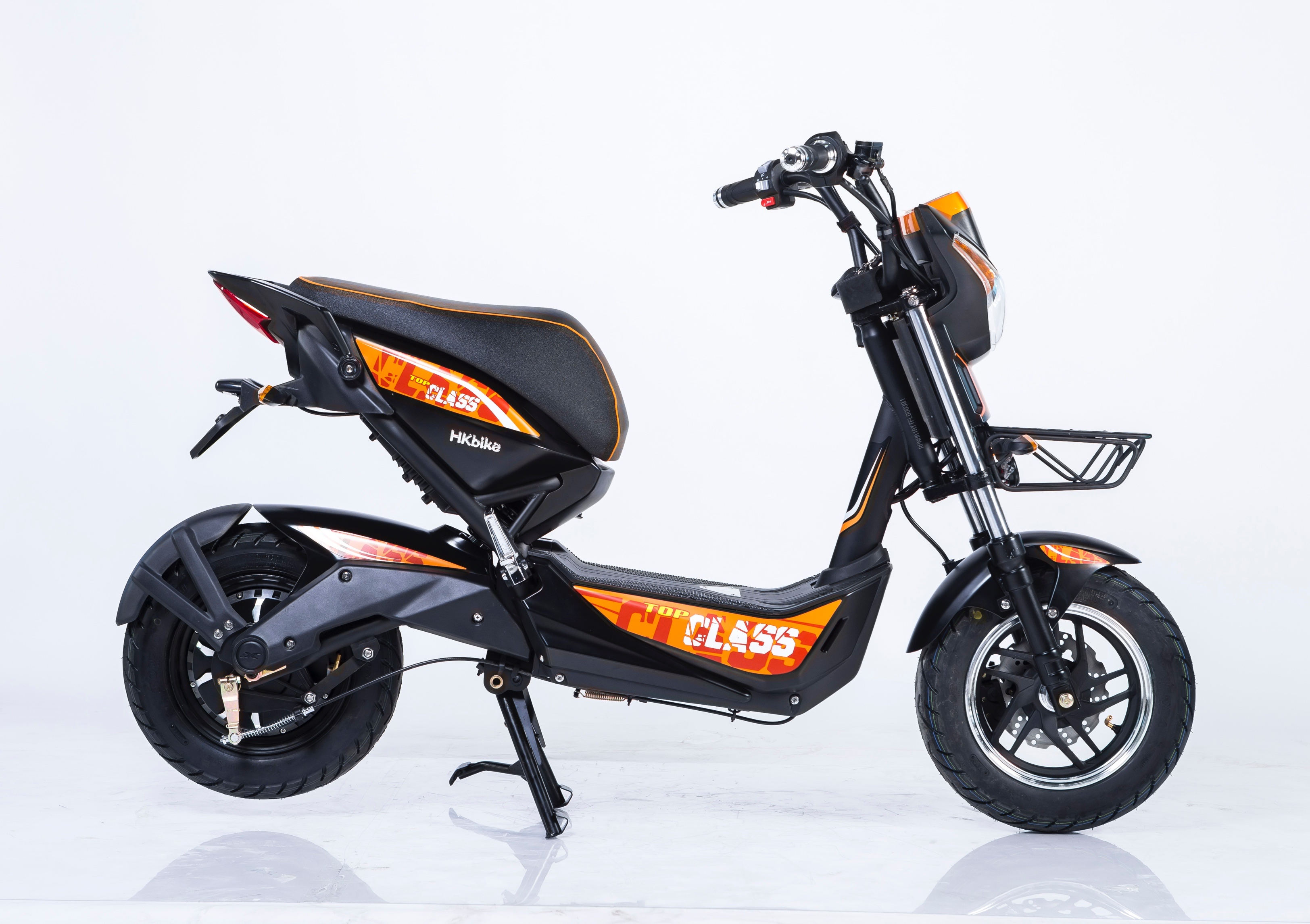 Xe dien cao cap Top Class di quang duong 70 km/lan sac hinh anh